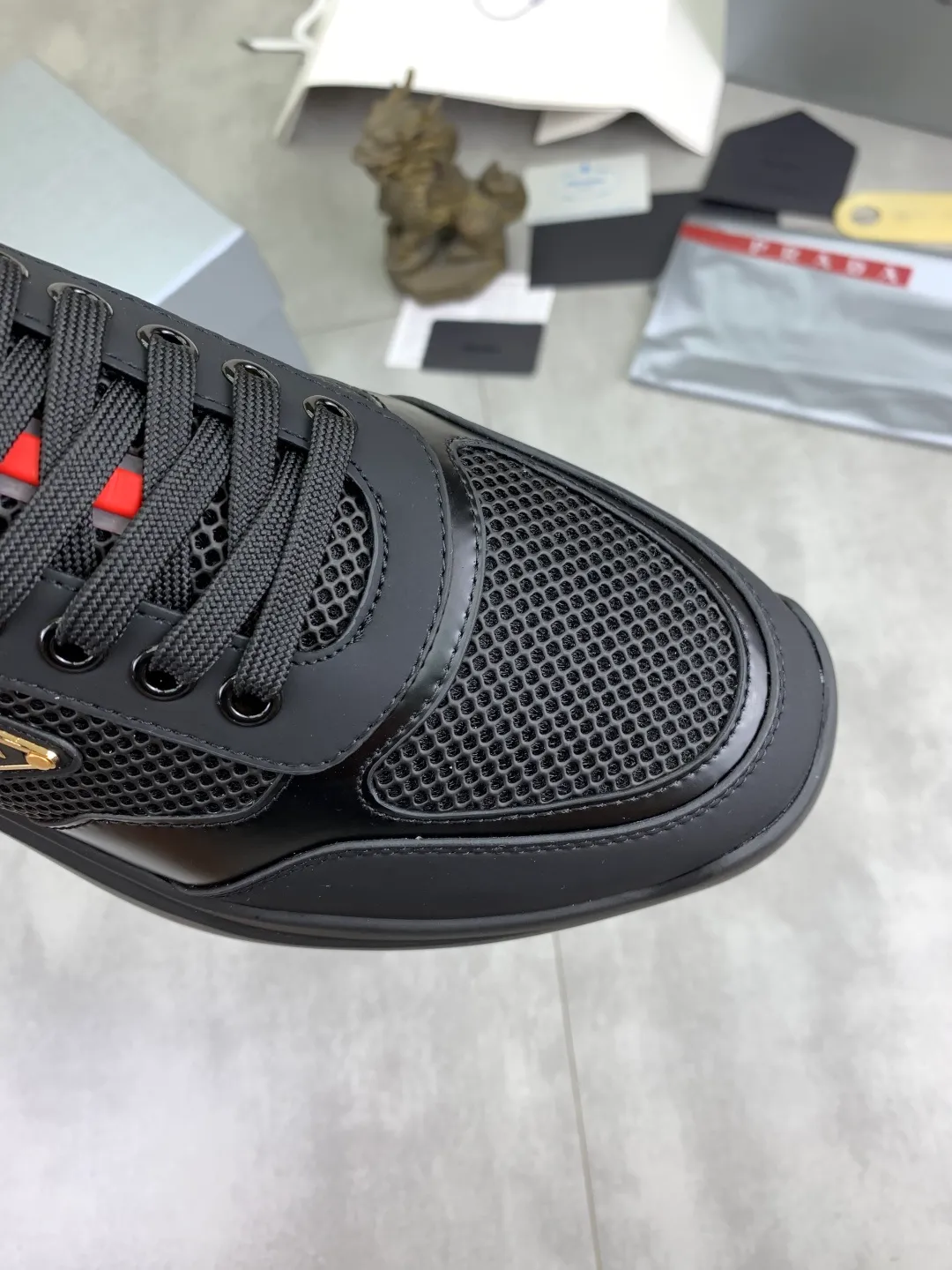 Men's shoes 💰P600💰 [New style] popular models are on the official website, 🆘 Trendy brand (Prada) mainly promotes popular models, avant-garde and versatile fashion men's shoes private version mold opening, cowhide surface splicing 1:1.. Fashionable and simple, original imported cowhide lining cowhide feet; the atmosphere and personality are more fashionable, eye-catching and pursuing class. It will subvert old ideas and be a must-have for fashion trendsetters with you! Must keep it for yourself! Tall and comfortable, large and low, high-end quality workmanship. Size: 38-45 3️⃣colors available.